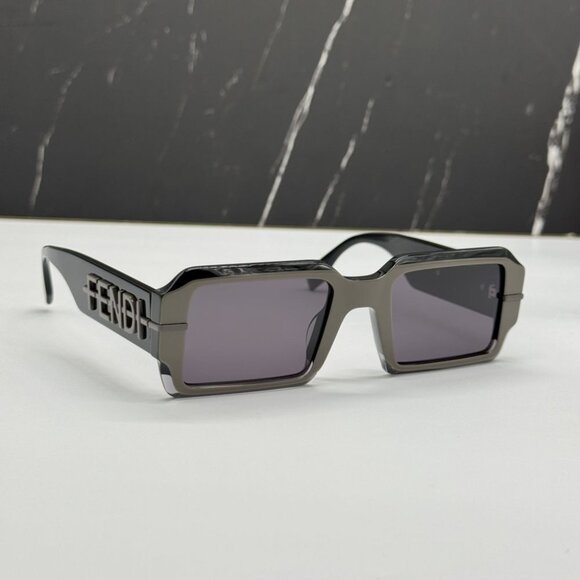 NEW FE40073U 05A FENDI SQUARE BLACK GREY UNISEX SQUARE FENDI SUNGLASSES - Picture 1 of 10